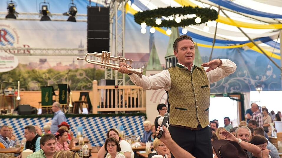 Wenn Stefan Mross singt, spielt das Publikum verr&uuml;ckt.