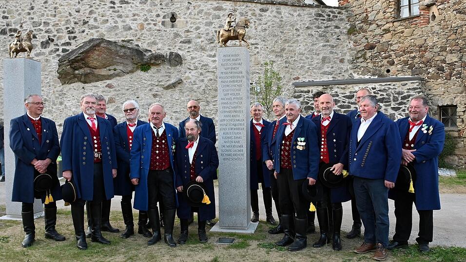 Langj&auml;hrige Pfingstreiter versammelten sich an der ersten Stele, die bereits 25 Namen von treuen Teilnehmern tr&auml;gt, welche seit 2015 mit Ehrenb&auml;ndern ausgezeichnet wurden.