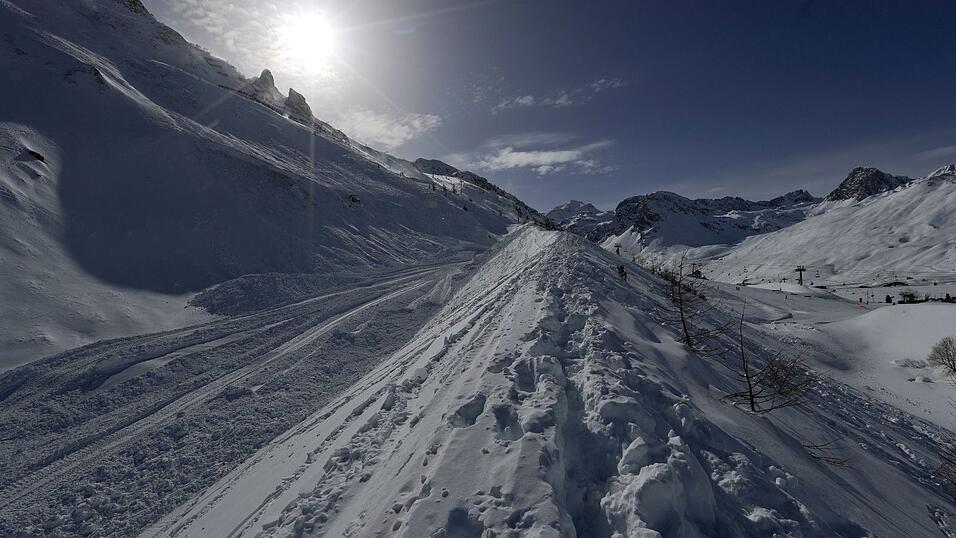 Eine Lawine hat in den franz&ouml;sischen Alpen zwei Skifahrer in den Tod gerissen (Archivbild).
