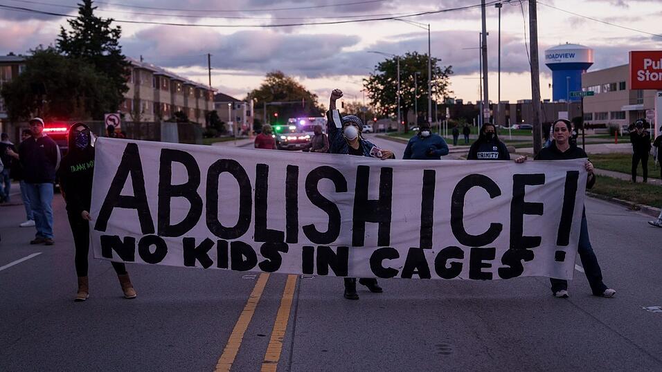 Das teils martialische Vorgehen von Beamten der Migrationsbehörde ICE hat in Trumps zweiter Amtszeit immer wieder zu Protest geführt. (Archivbild) Das teils martialische Vorgehen von Beamten der Migrationsbehörde ICE hat in Trumps zweiter Amtszeit immer wieder zu Protest geführt. (Archivbild)