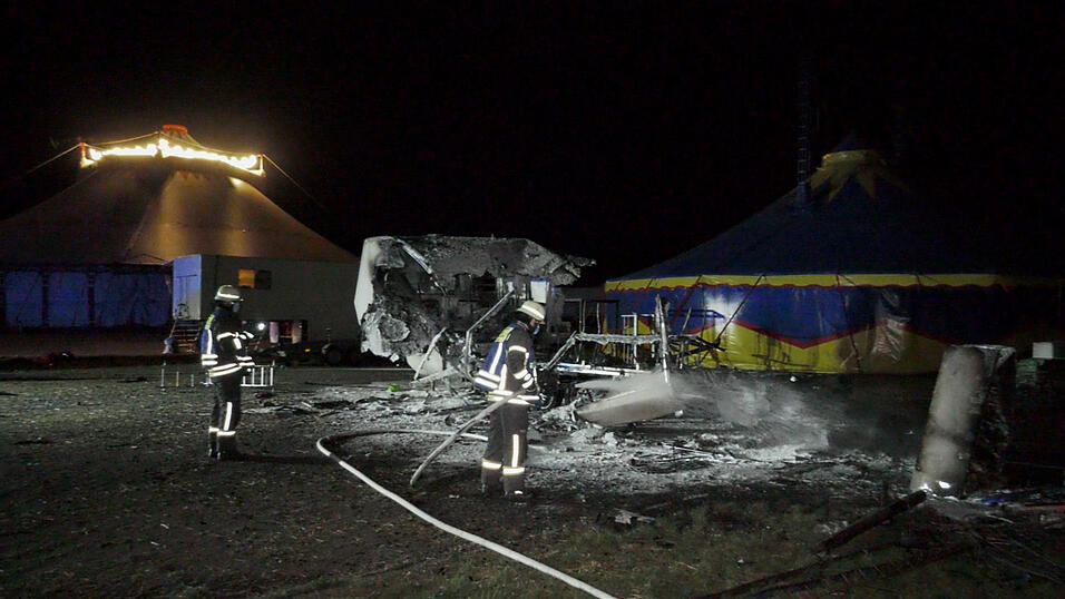 Die Weidener Feuerwehr konnte den Wohnwagen nicht mehr retten. Sein Verlust bedeutet eine weitere Krise in einer ohnehin schwierigen Lage für den 'Moskauer Circus'. Die Weidener Feuerwehr konnte den Wohnwagen nicht mehr retten. Sein Verlust bedeutet eine weitere Krise in einer ohnehin schwierigen Lage für den 'Moskauer Circus'.