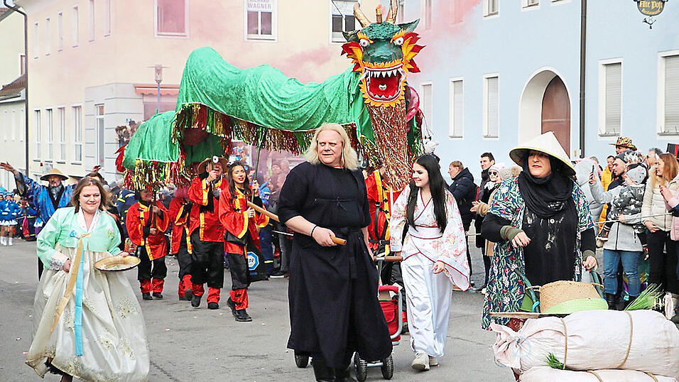 Der Gl&uuml;cksdrache von den Faschingsfreunden Niederwinkling begeisterte die Zuschauer.