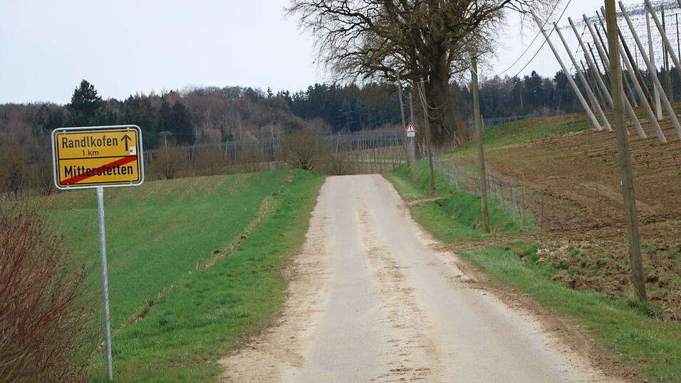 Der Zuwendungsbescheid zum Ausbau der Zufahrtsstraße nach Randlkofen ist bei der Gemeinde mittlerweile eingetroffen. Der Zuwendungsbescheid zum Ausbau der Zufahrtsstraße nach Randlkofen ist bei der Gemeinde mittlerweile eingetroffen.