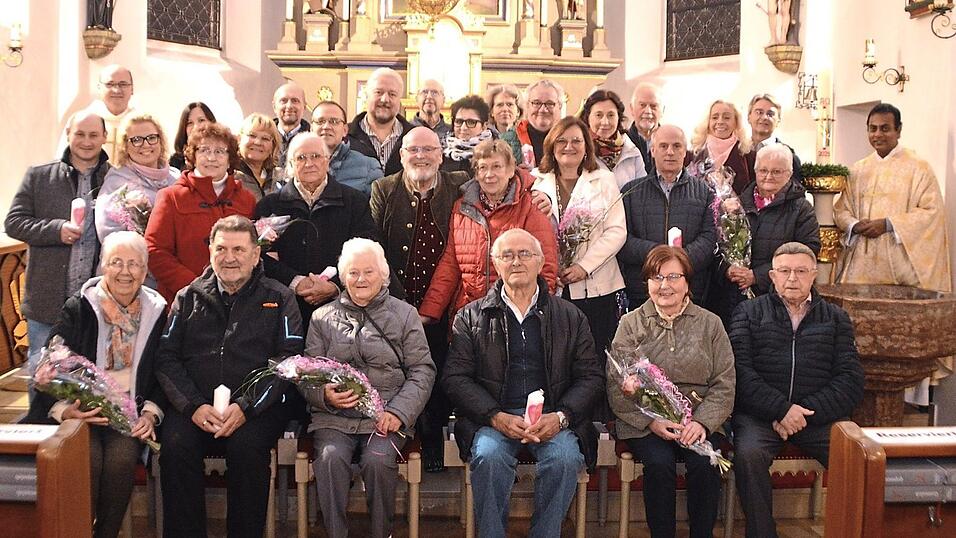 Gemeinsam feierten Pfarrer Diermeier und Vikar Ajo mit den Ehejubilaren einen Gottesdienst in der Pfarrkirche St. Peter und Paul in Oberaichbach.