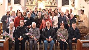 Gemeinsam feierten Pfarrer Diermeier und Vikar Ajo mit den Ehejubilaren einen Gottesdienst in der Pfarrkirche St. Peter und Paul in Oberaichbach. Gemeinsam feierten Pfarrer Diermeier und Vikar Ajo mit den Ehejubilaren einen Gottesdienst in der Pfarrkirche St. Peter und Paul in Oberaichbach.