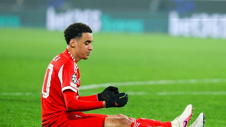 Jamal Musiala sitzt in Bergamo am Boden. Der Nationalspieler hat wieder Probleme am operierten linken Bein. (Archivbild)