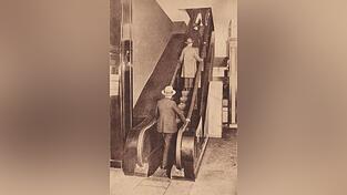 Eine Postkarte aus dem Kölnischen Stadtmuseum zeigt die erste deutsche Rolltreppe im Kölner Kaufhaus Tietz im Jahr 1925.