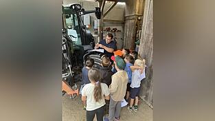 Geduldig erklärt Matthias Aigner den Kindern die Technik.