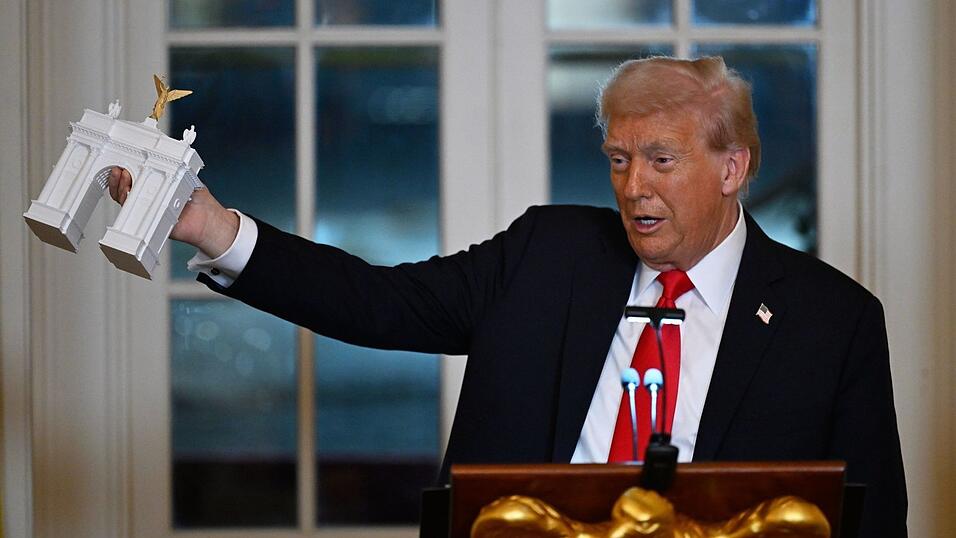 Trump stellte bei einem Spendendinner ein Modell für einen Triumphbogen in der US-Hauptstadt Washington vor. Trump stellte bei einem Spendendinner ein Modell für einen Triumphbogen in der US-Hauptstadt Washington vor.