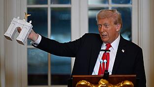 Trump stellte bei einem Spendendinner ein Modell für einen Triumphbogen in der US-Hauptstadt Washington vor.