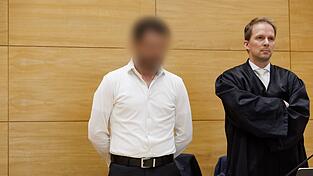 Das Urteil nach Sch&uuml;ssen auf ehemaligen Boxprofi in Bielefeld ist rechtskr&auml;ftig. Der zu diesem Zeitpunkt Angeklagte (l.) stand zum Prozessauftakt neben seinem Verteidiger Tobias Diedrich.