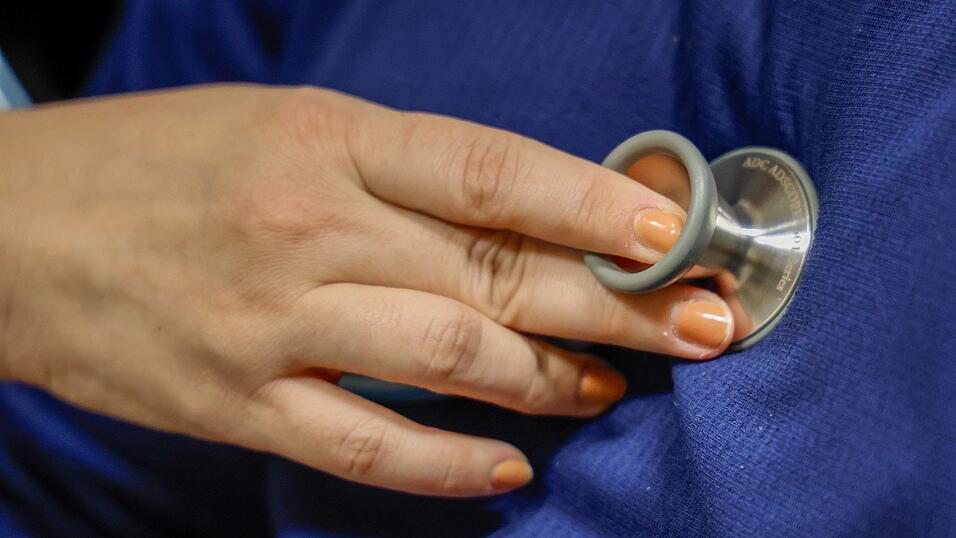 Wilde Ger&uuml;chte wurden am Montag in einer Sprachnachricht verbreitet - so behauptet eine Frau, dass das Krankenhaus Vilsbiburg gechlossen werden soll. Alles Fake News wie sich herausstellt. Die B&uuml;rger sind dennoch verunsichert.