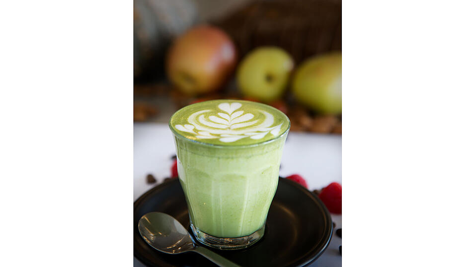Ein Matcha Latte enthält Grüntee-Pulver und ist stark im Trend. Ein Matcha Latte enthält Grüntee-Pulver und ist stark im Trend.