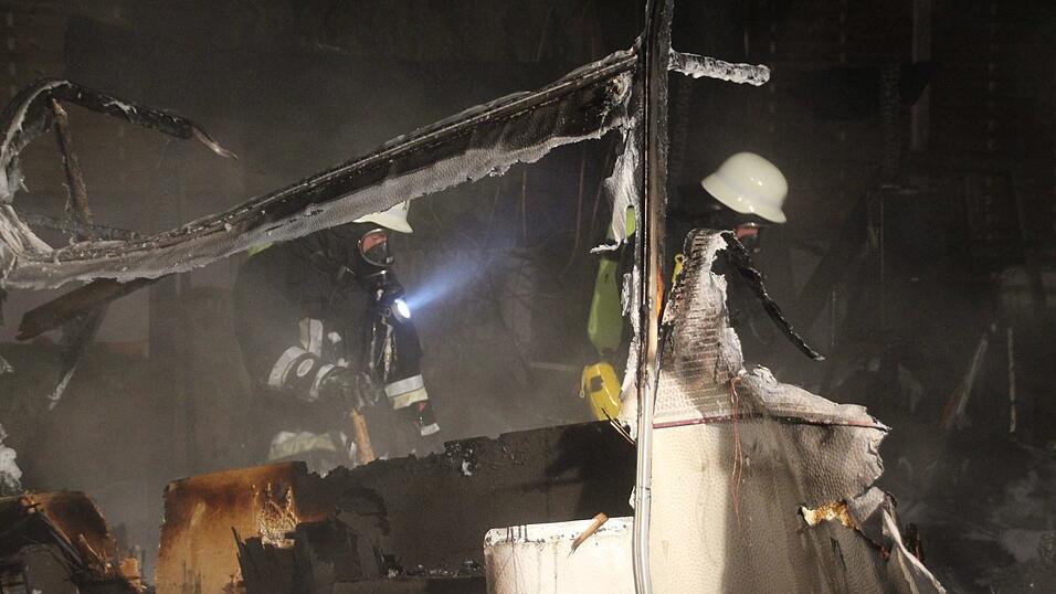 Von dem alten Wohnwagen in Bernhardswald (Kreis Regensburg) blieb nach dem Brand nicht mehr viel &uuml;brig.
