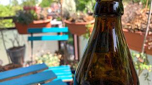 Balkon statt Biergarten: Bier-Durst haben die Menschen in Niederbayern und der Oberpfalz offenbar trotz des Lockdowns. (Symbolbild)