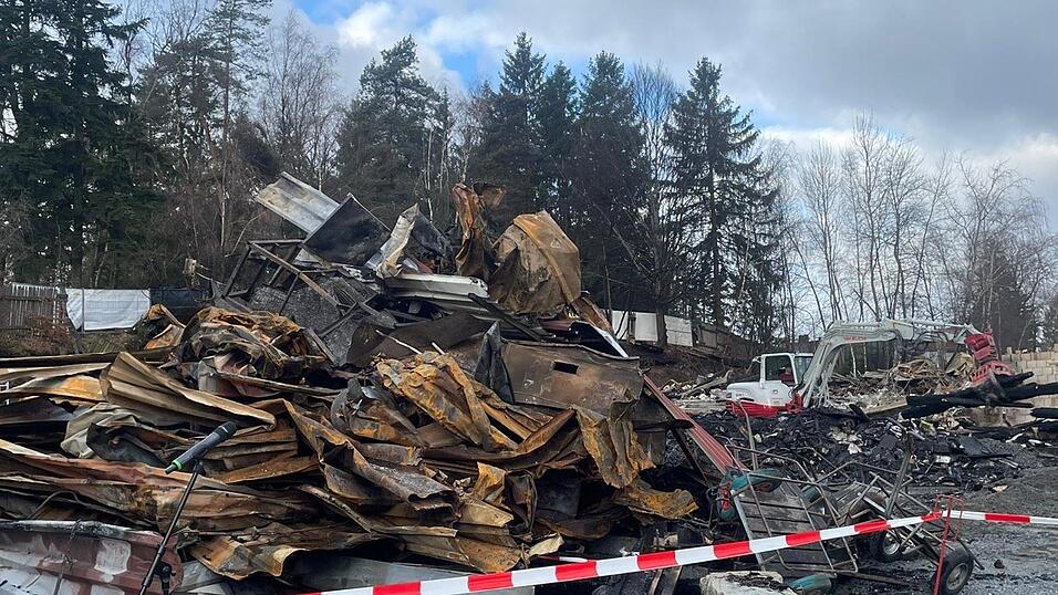 Inzwischen laufen in Pullman City die Aufräumarbeiten nach dem verheerenden Brand am Wochenende. Inzwischen laufen in Pullman City die Aufräumarbeiten nach dem verheerenden Brand am Wochenende.