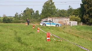 Die Polizei hat ein Gebiet nach dem Fund einer Leiche abgesperrt.
