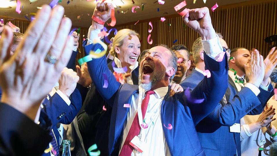 Kein Halten mehr: Jan Bollinger AfD-Spitzenkandidat in Rheinland-Pfalz und Parteichefin Alice Weidel jubeln &uuml;ber die Prognosen nach Schlie&szlig;ung der Wahllokale.