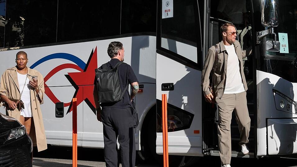 Manuel Neuer verl&auml;sst den Bus der Fu&szlig;ball-Nationalmannschaft.