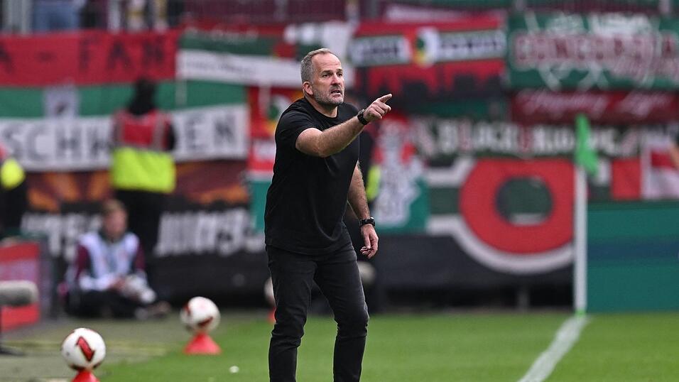 Augsburgs Trainer Manuel Baum bei der 2:3-Niederlage in Bremen. Augsburgs Trainer Manuel Baum bei der 2:3-Niederlage in Bremen.