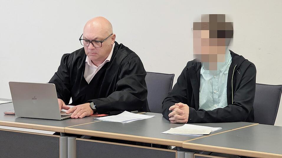 Der Mandant von Uwe Grabner (links) wollte nach einem deutlichen Hinweis der Regensburger Jugendkammer doch kein zweites Urteil mehr riskieren. Der Mandant von Uwe Grabner (links) wollte nach einem deutlichen Hinweis der Regensburger Jugendkammer doch kein zweites Urteil mehr riskieren.