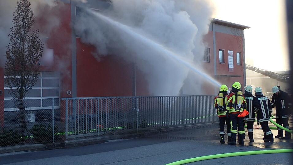 Feuerwehreinsatz in Altdorf: Dort ist am Dienstag in einer Lackiererei im Sonnenring ein Brand ausgebrochen.