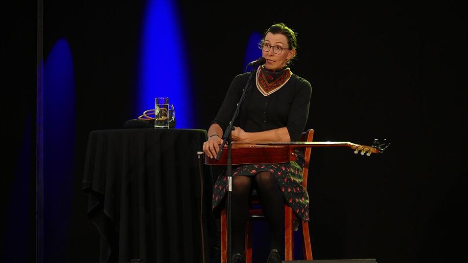 Nur mit einer Gitarre ausgerüstet und eine unvergleichliche Bühnenpräsenz: Martina Schwarzmann begeistert die Zuhörer im Rundinger Festzelt. Nur mit einer Gitarre ausgerüstet und eine unvergleichliche Bühnenpräsenz: Martina Schwarzmann begeistert die Zuhörer im Rundinger Festzelt.