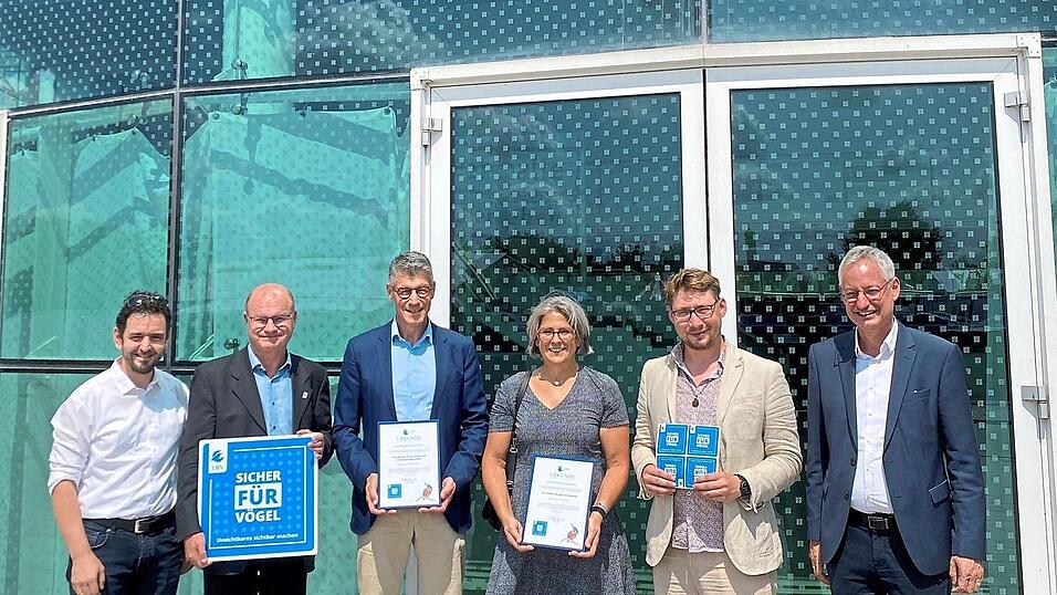 Die Plakette 'Vogelfreundliche Glasfläche' des LBV für die Joseph-von-Fraunhofer-Halle soll prominent am Eingang angebracht werden. Bei der Urkundenverleihung an Roman Preis (3.v.l.), Geschäftsführer der Veranstaltungs- und Ausstellungs-GmbH, und Architektin Brigitte Strohmaier (4.v.l.) mit dabei (v.l.): Michael Seybold (technischer Leiter der SAuV), Dr. Norbert Schäffer (LBV-Vorstandsvorsitzender), Projektmanager Dr. Peter Stimmler und OB Markus Pannermayr. Die Plakette 'Vogelfreundliche Glasfläche' des LBV für die Joseph-von-Fraunhofer-Halle soll prominent am Eingang angebracht werden. Bei der Urkundenverleihung an Roman Preis (3.v.l.), Geschäftsführer der Veranstaltungs- und Ausstellungs-GmbH, und Architektin Brigitte Strohmaier (4.v.l.) mit dabei (v.l.): Michael Seybold (technischer Leiter der SAuV), Dr. Norbert Schäffer (LBV-Vorstandsvorsitzender), Projektmanager Dr. Peter Stimmler und OB Markus Pannermayr.