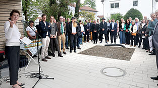 Ingrid Roederstein (links) konnte viele Ehrengäste in Auloh zur Einweihung begrüßen.