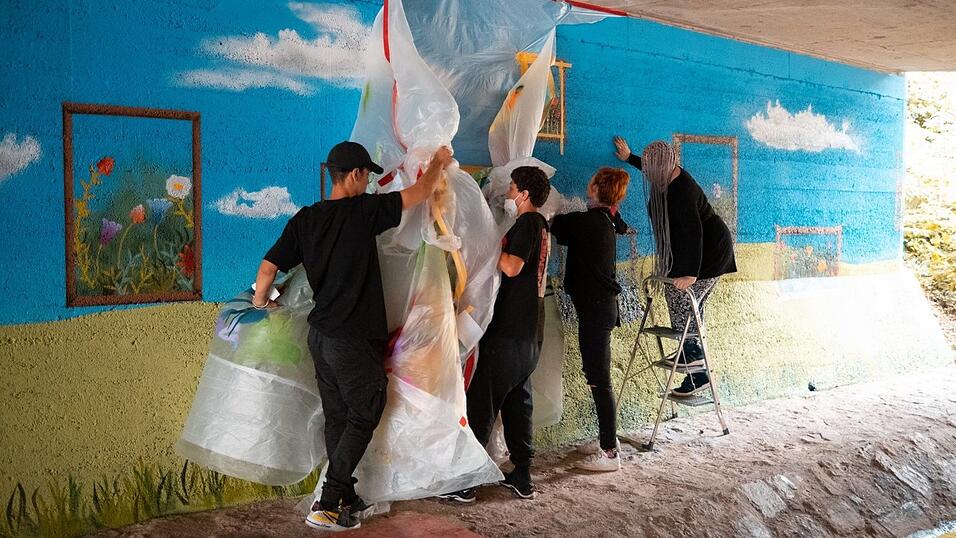 Seit dem Morgen arbeiteten die Teilnehmer an der Graffiti-Wand. Um 17 Uhr durften sie dann endlich die Folie entfernen und das fertige Kunstwerk enth&uuml;llen.