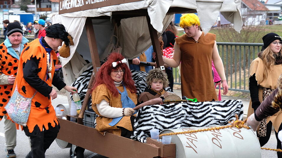 Beste Stimmung herrschte beim Rosenmontagszug in Geisenhausen.
