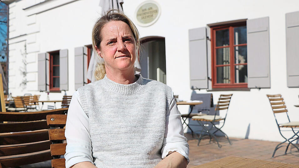 Manuela Schell, Leiterin der Gastronomie im Rauchensteiner, wünscht sich mehr Respekt für Restaurant-Mitarbeiter. Die 'No-Show-Gebühr' solle ein Zeichen dafür setzen, dass es keine Kleinigkeit sei, Tische zu reservieren und dann, ohne vorherige Absage, nicht aufzutauchen. Manuela Schell, Leiterin der Gastronomie im Rauchensteiner, wünscht sich mehr Respekt für Restaurant-Mitarbeiter. Die 'No-Show-Gebühr' solle ein Zeichen dafür setzen, dass es keine Kleinigkeit sei, Tische zu reservieren und dann, ohne vorherige Absage, nicht aufzutauchen.