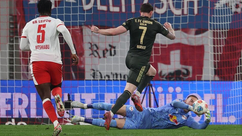 Leipzigs Torwart Maarten Vandevoordt (r.) kl&auml;rt gegen Oliver Burke (m./1. FC Union Berlin).