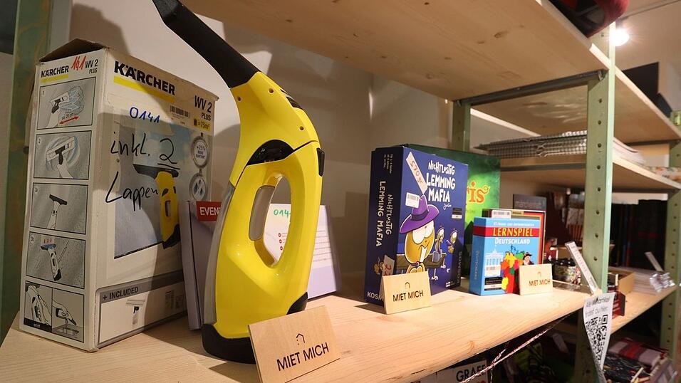 Ein Reinigungsgerät und Brettspielesind im Angebot des Zukunftshauses in Würzburg. Ein Reinigungsgerät und Brettspielesind im Angebot des Zukunftshauses in Würzburg.