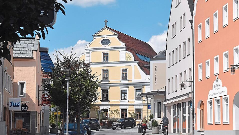 Das beherrschende Barockgebäude im Hintergrund beherbergt das 'Gasthaus zum Seisenberger'. Das beherrschende Barockgebäude im Hintergrund beherbergt das 'Gasthaus zum Seisenberger'.
