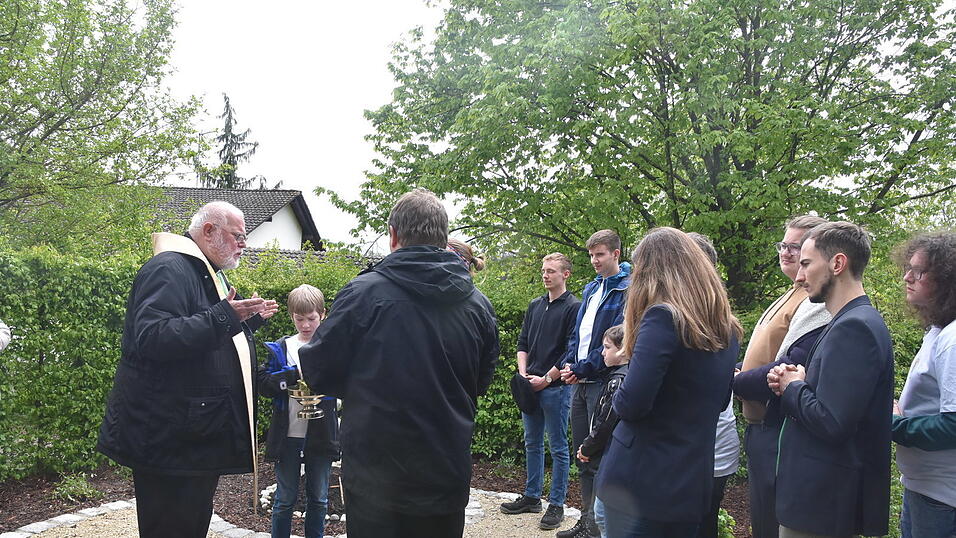 Nach dem Segensgebet und einem gemeinsamen Vater unser stand das Kaffee Trinken im Pfarrheim auf dem Programm. Auch dort zeigte der Kardinal Interesse an dem, was die Jugendlichen bewegt. Nach dem Segensgebet und einem gemeinsamen Vater unser stand das Kaffee Trinken im Pfarrheim auf dem Programm. Auch dort zeigte der Kardinal Interesse an dem, was die Jugendlichen bewegt.