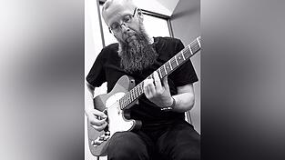 Andreas Bückert liebte das Gitarrespielen. Als Chef der Offenen Behindertenarbeit in Cham war er weithin bekannt und sehr beliebt. Andreas Bückert liebte das Gitarrespielen. Als Chef der Offenen Behindertenarbeit in Cham war er weithin bekannt und sehr beliebt.