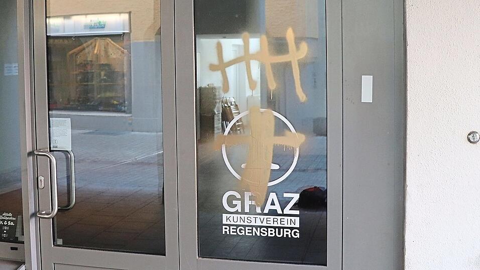 Goldene Acrylfarbe wurde am frühen Sonntagmorgen an die Tür des Kunstvereins Graz gesprüht. Goldene Acrylfarbe wurde am frühen Sonntagmorgen an die Tür des Kunstvereins Graz gesprüht.