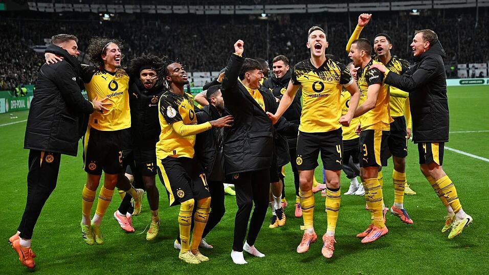 Die Dortmunder Spieler jubeln nach ihrem Pokal-Kraftakt in Frankfurt. Die Dortmunder Spieler jubeln nach ihrem Pokal-Kraftakt in Frankfurt.