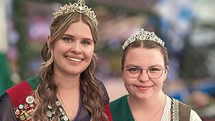 Sie habe viel erlebt und viele tolle Menschen kennengelernt, sagt die 10. Hallertauer Bierkönigin Lisa Massier (r.), hier nach ihrer Krönung am Hopfenfest mit ihrer Vorgängerin Karolin Ruhfaß. Sie habe viel erlebt und viele tolle Menschen kennengelernt, sagt die 10. Hallertauer Bierkönigin Lisa Massier (r.), hier nach ihrer Krönung am Hopfenfest mit ihrer Vorgängerin Karolin Ruhfaß.