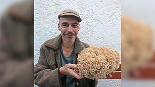Dr. Klaus Breese mit dem Pilz Krause Glucke.