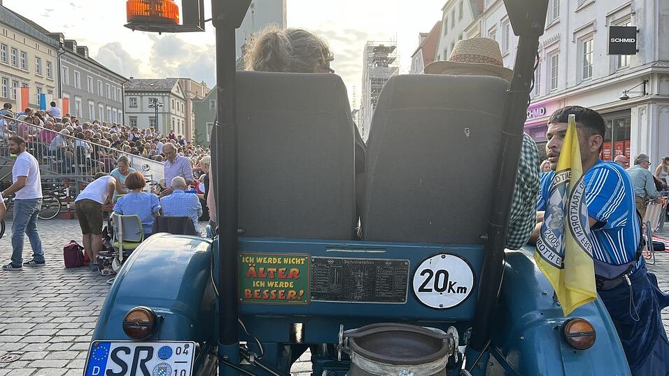 Mit Brotzeit, Getr&auml;nken und z&uuml;nftiger Musi l&auml;uteten die Straubingerinnen und Straubinger voller Vorfreude ihre 'F&uuml;nfte Jahreszeit' ein.