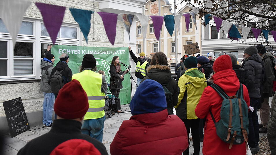 Die Demonstration wurde mit Gitarre und Gesang von Sophia Ermeier umrahmt.