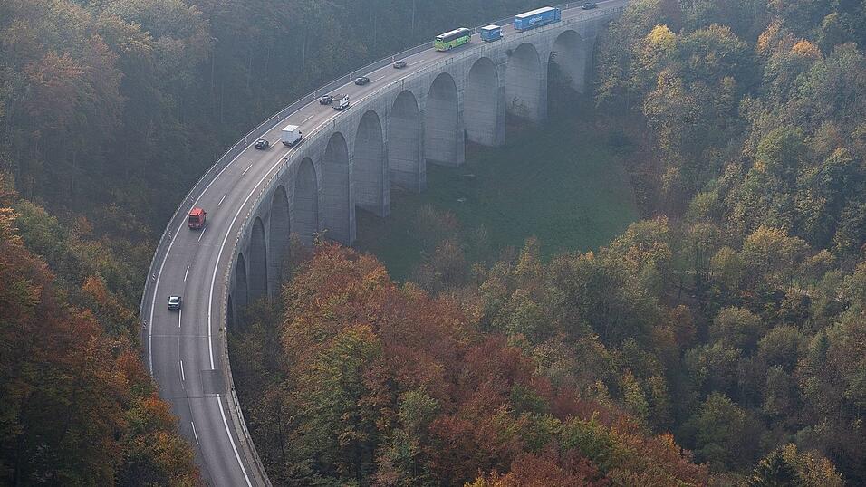 Autofahrerinnen und Autofahrer können die A8 am Albauftstieg wieder nutzen. (Archivbild)