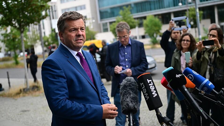 Nun muss der 47-Jährige mit SPD, Grünen und Linken ausloten, wie genau eine Kooperation aussehen kann, um in Sachsen-Anhalt eine Regierung zu bilden. (Archivbild) Nun muss der 47-Jährige mit SPD, Grünen und Linken ausloten, wie genau eine Kooperation aussehen kann, um in Sachsen-Anhalt eine Regierung zu bilden. (Archivbild)