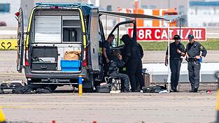 Hinter dem versuchten Drohnen-Anschlag am Leipziger Flughafen steckt der russische Geheimdienst. Davon geht die Bundesregierung aus. Hinter dem versuchten Drohnen-Anschlag am Leipziger Flughafen steckt der russische Geheimdienst. Davon geht die Bundesregierung aus.