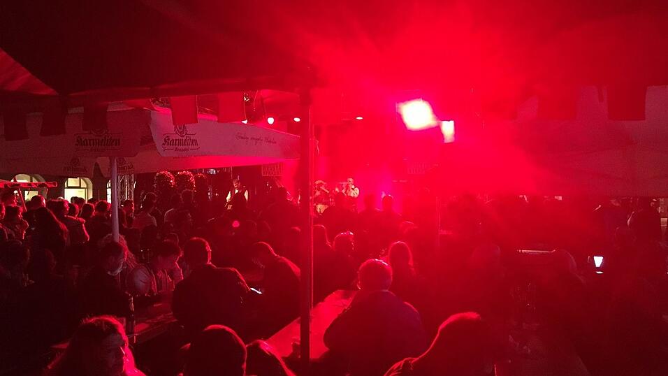 Der Straubinger Stadtplatz wird am Wochenende ganz in mittelalterliches Flair getaucht. Die schönsten Schnappschüsse haben wir für Sie zusammengestellt. Der Straubinger Stadtplatz wird am Wochenende ganz in mittelalterliches Flair getaucht. Die schönsten Schnappschüsse haben wir für Sie zusammengestellt.