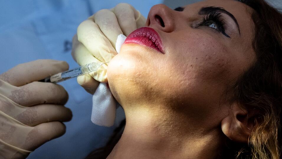 Hyaluronspritzen mit frei verkäuflichen Fillern dürfen in Deutschland auch Heilpraktiker verabreichen – doch die mehrfach angezeigte Betreiberin zweier Tattoostudios besaß keine Heilpraktikererlaubnis. Hyaluronspritzen mit frei verkäuflichen Fillern dürfen in Deutschland auch Heilpraktiker verabreichen – doch die mehrfach angezeigte Betreiberin zweier Tattoostudios besaß keine Heilpraktikererlaubnis.