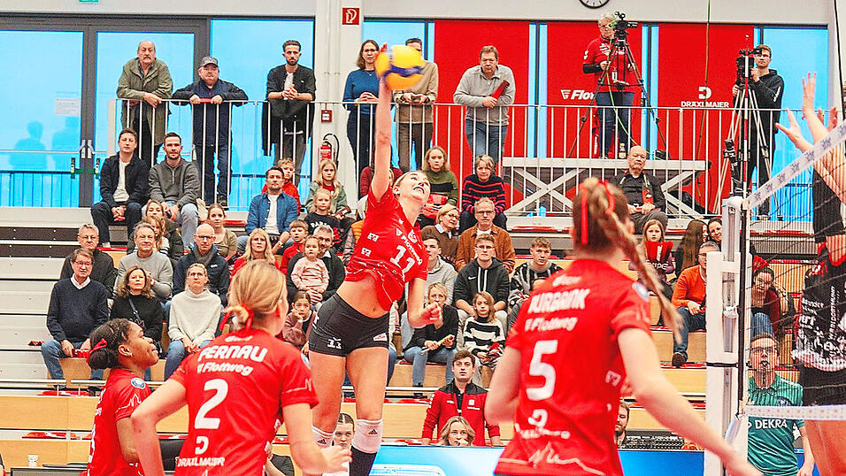 Mit Schmackes: US-Girl Alayna Crabtree (Nummer 11) sammelte insgesamt zwölf Punkte. Die Raben-Außenangreiferin verwandelte zudem die Satzbälle im ersten sowie im zweiten Durchgang - da schauten (von rechts) Nadine Burbrink, Pia Fernau und Crystal Burk gespannt zu. Mit Schmackes: US-Girl Alayna Crabtree (Nummer 11) sammelte insgesamt zwölf Punkte. Die Raben-Außenangreiferin verwandelte zudem die Satzbälle im ersten sowie im zweiten Durchgang - da schauten (von rechts) Nadine Burbrink, Pia Fernau und Crystal Burk gespannt zu.