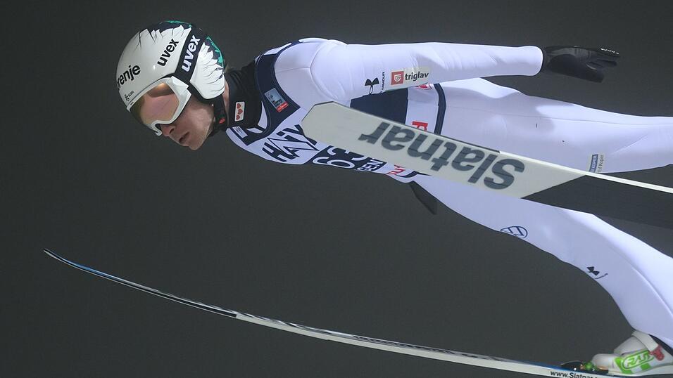 Anze Lanisek ist im Gesamtweltcup vorne dabei. (Archivbild)